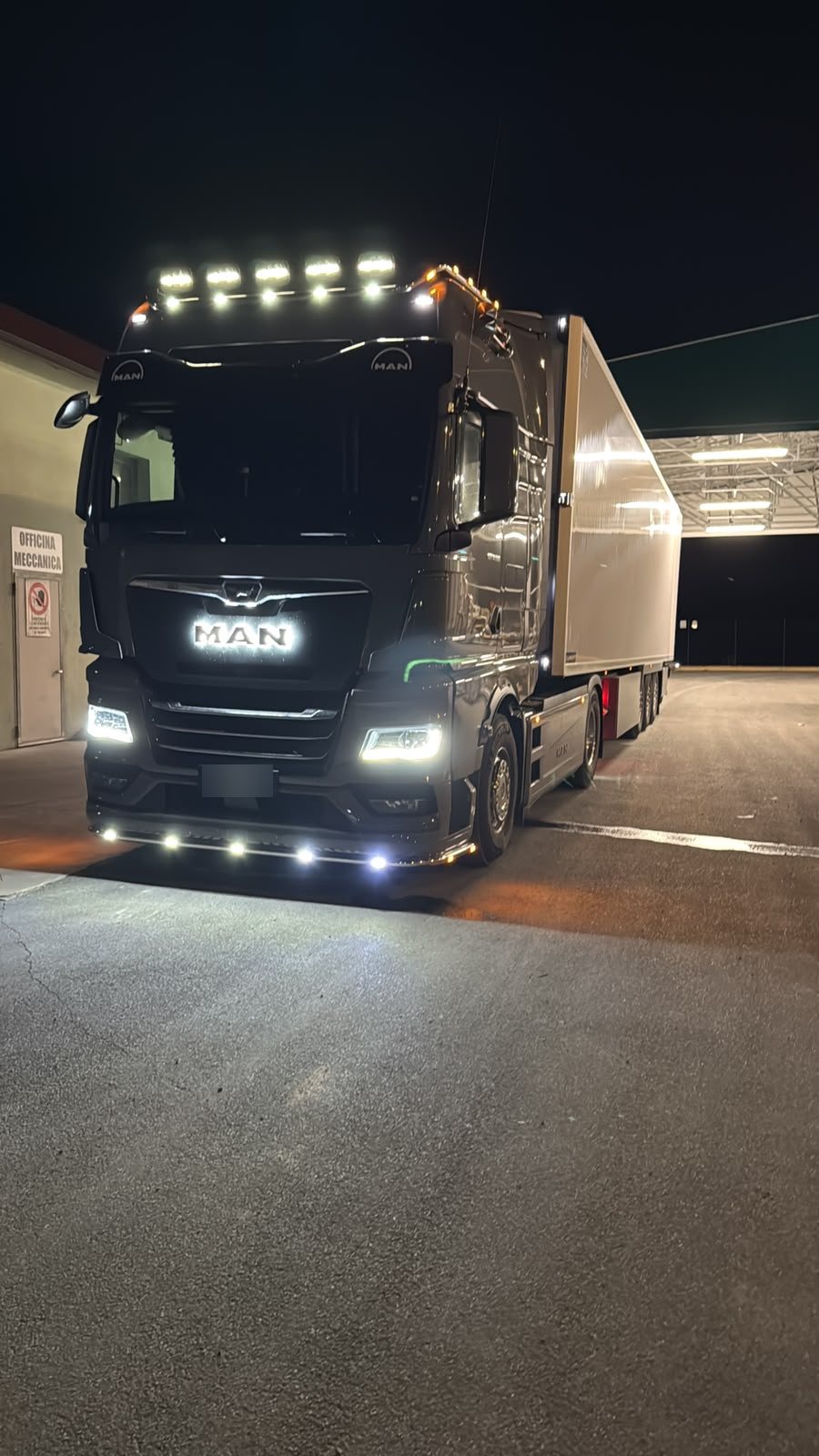 Camion con semirimorchio frigorifero di notte