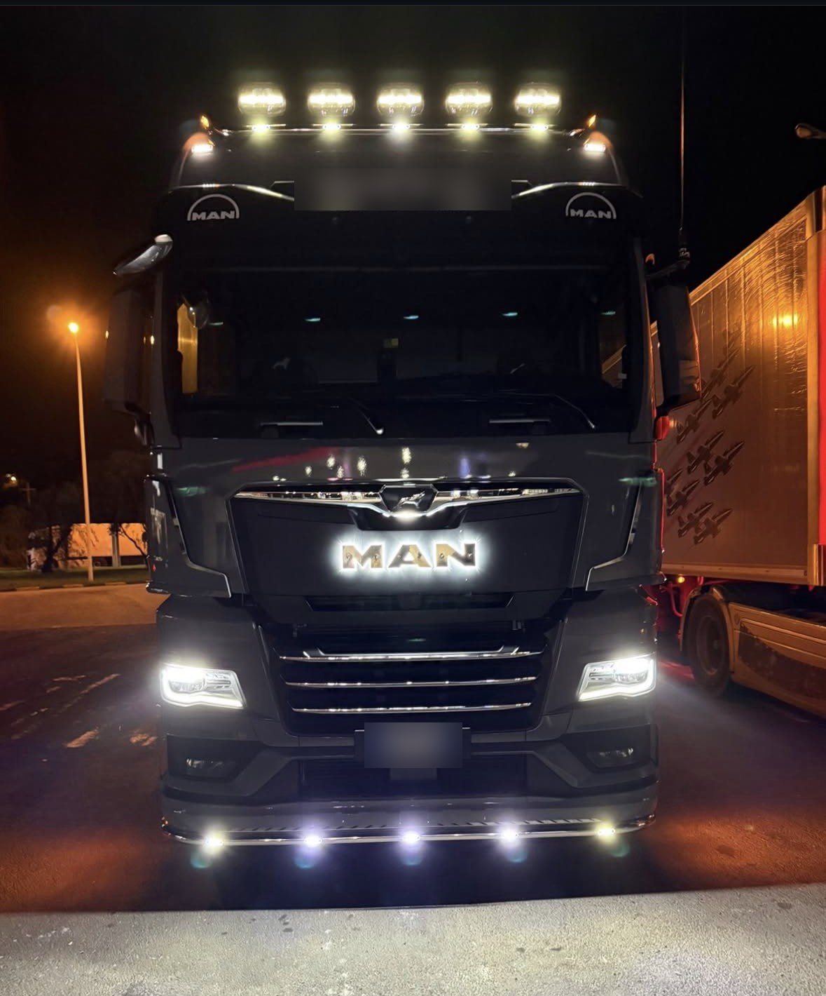 Motrice grigio antracite con le luci accese, di notte, pronta a partire