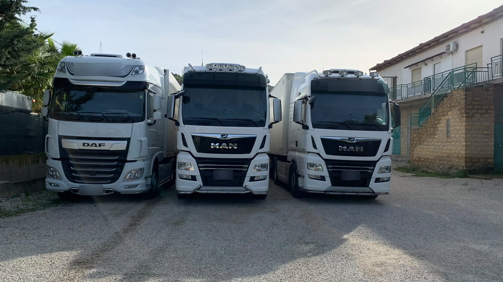 Tre camion della flotta C&C schierati nel piazzale
