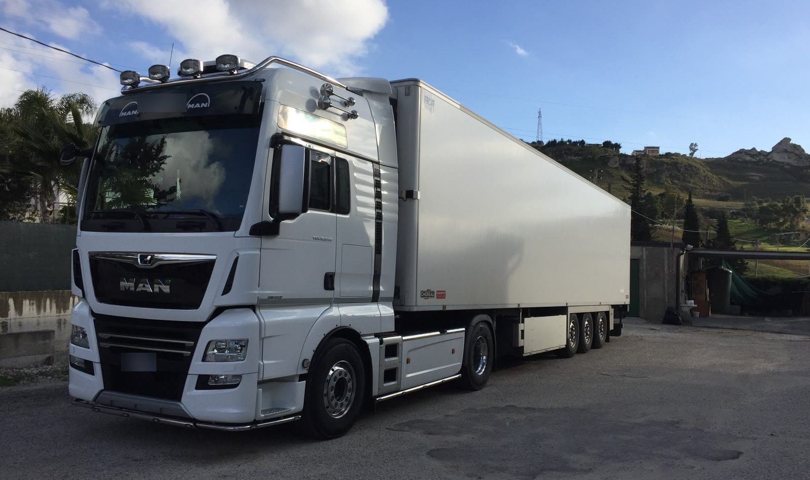 Camion C&C con semirimorchio frigorifero tra le colline siciliane
