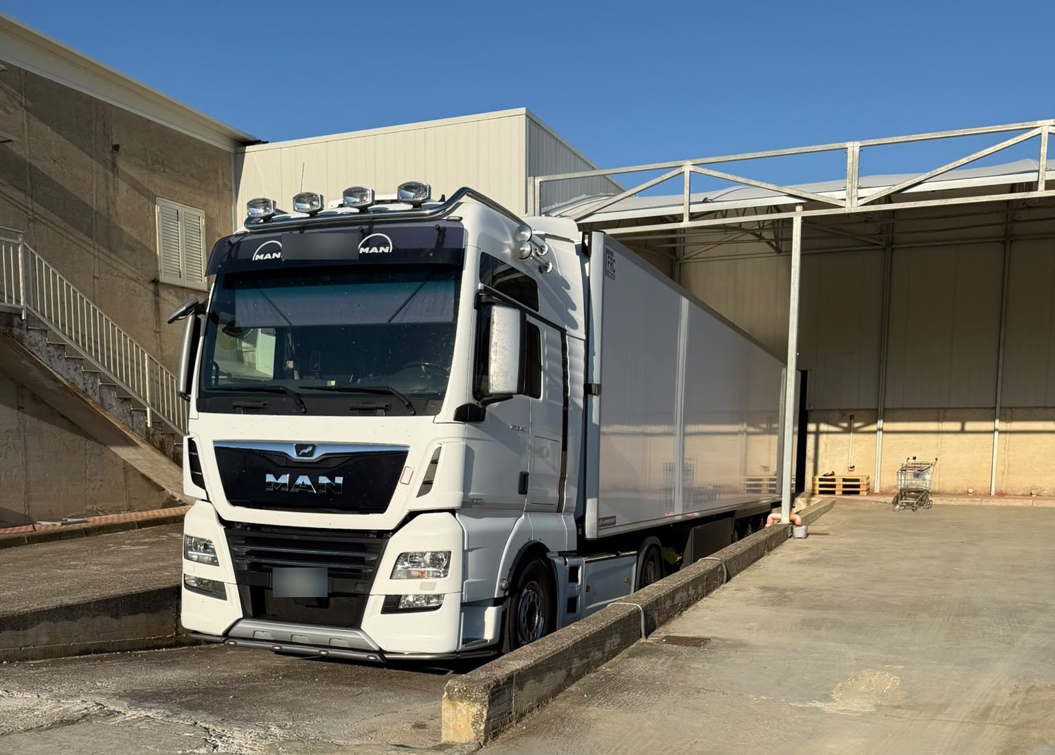 Camion C&C al piazzale di carico