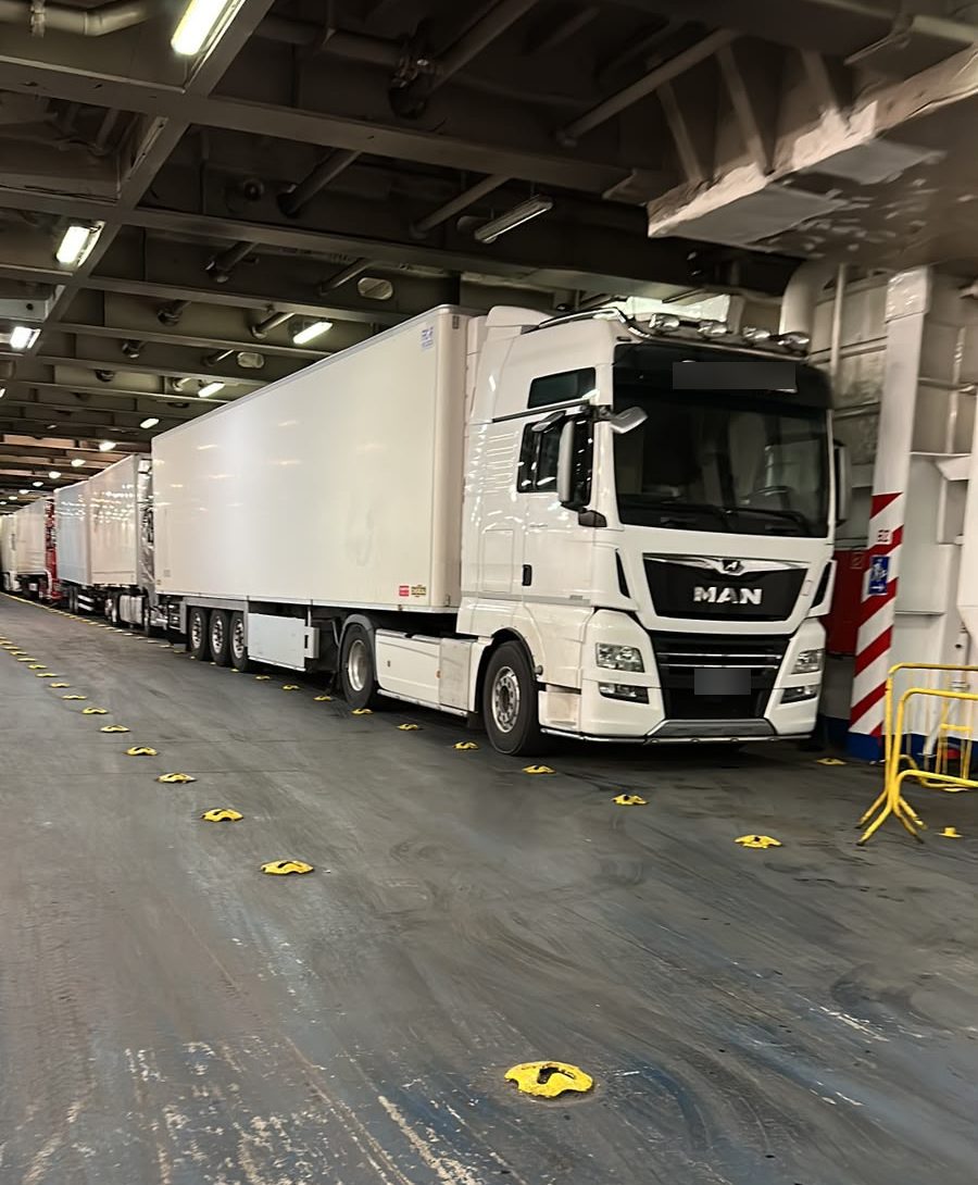 Camion C&C a bordo del traghetto